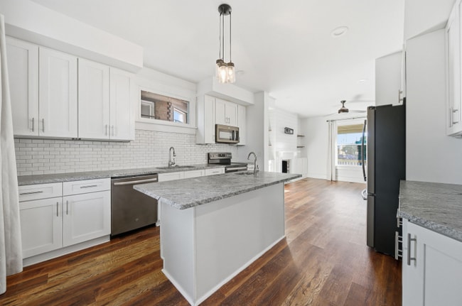 Building Photo - 433 St Clair Ave