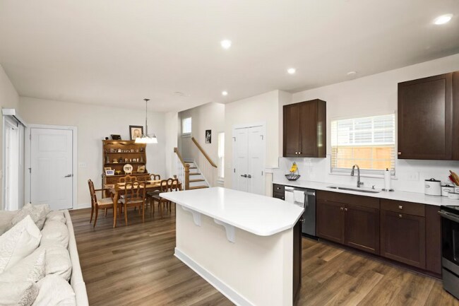 Foto del edificio - 8209 Warbler Wy