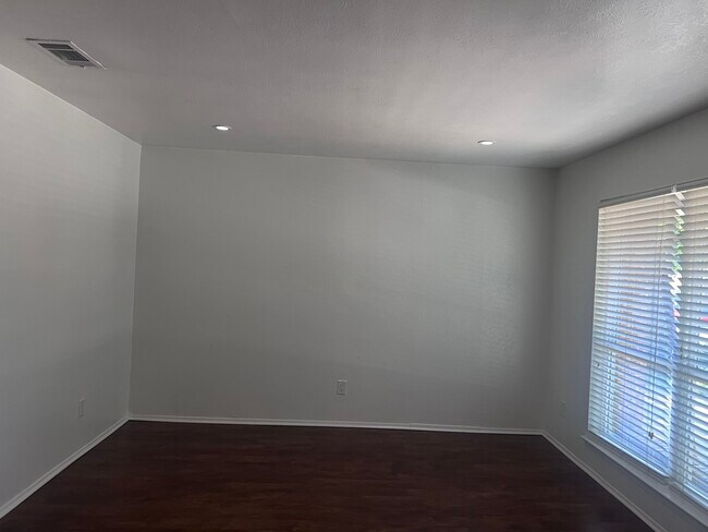 Building Photo - 723 Koen Ln
