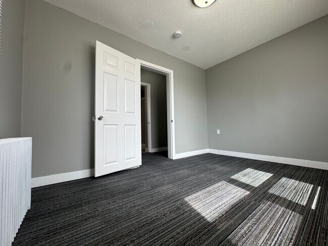 Foto del edificio - 1727 Reaney Ave E