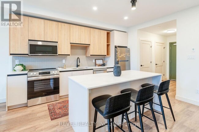 Building Photo - 4390 Hillview Dr