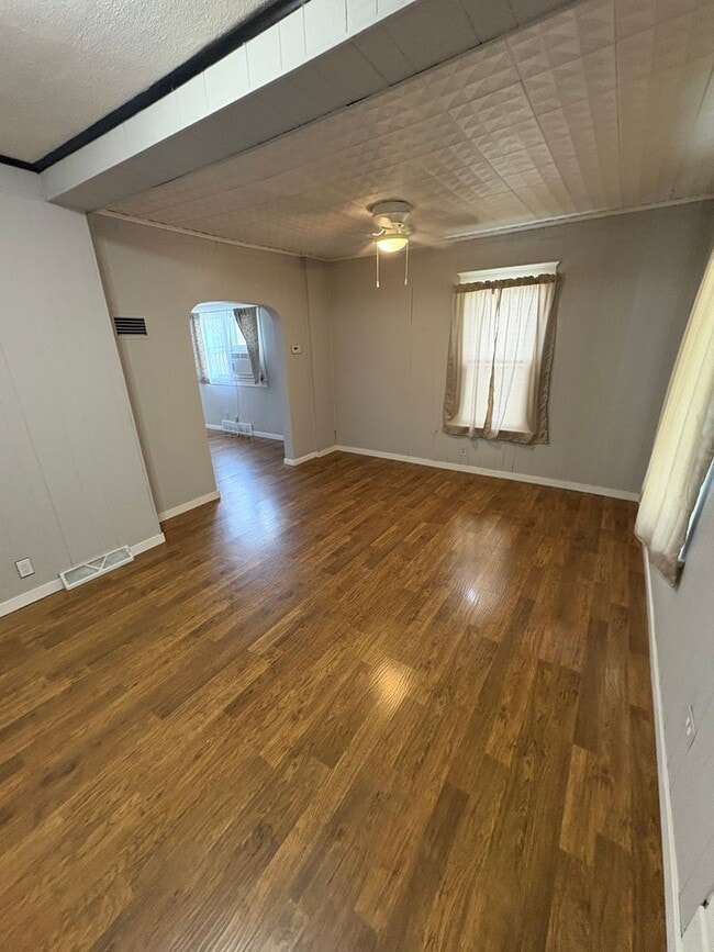 Building Photo - 2 Bedroom single family home