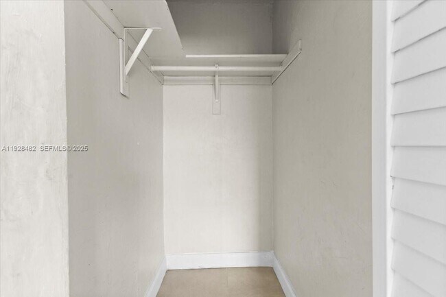 Foto del edificio - 140 NW 198th St