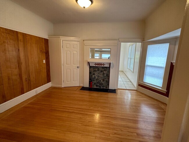 Foto del edificio - Charming Temescal Gem with Timeless Character & Spacious Living