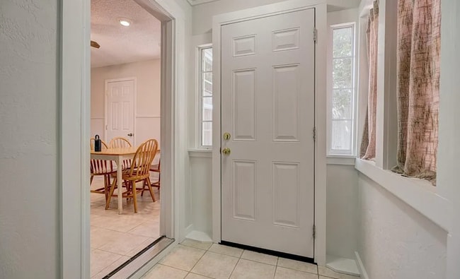 Building Photo - 521 W Acres St