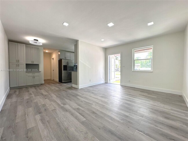 Foto del edificio - 2115 NW 185th St