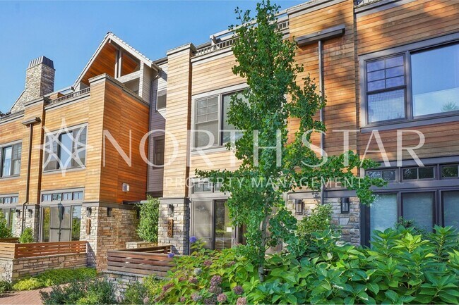 Foto del edificio - Luxury Living in the Heart of Lake Oswego: Stylish 3-Story Townhouse