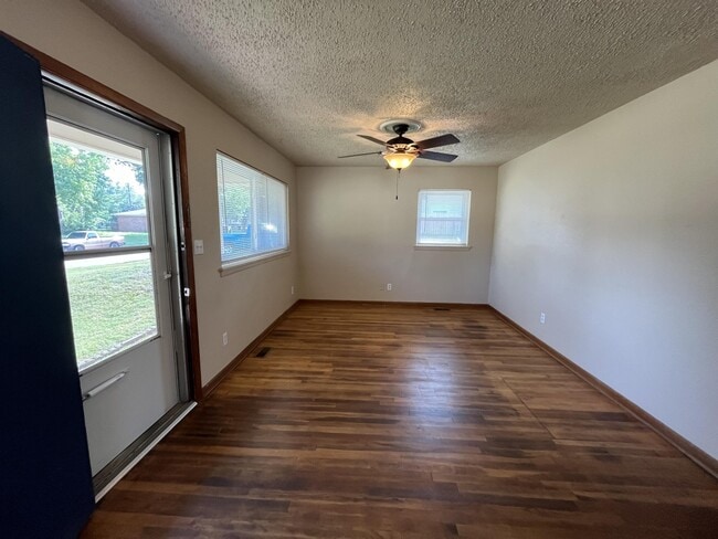 Building Photo - 1001 E 5th Ave