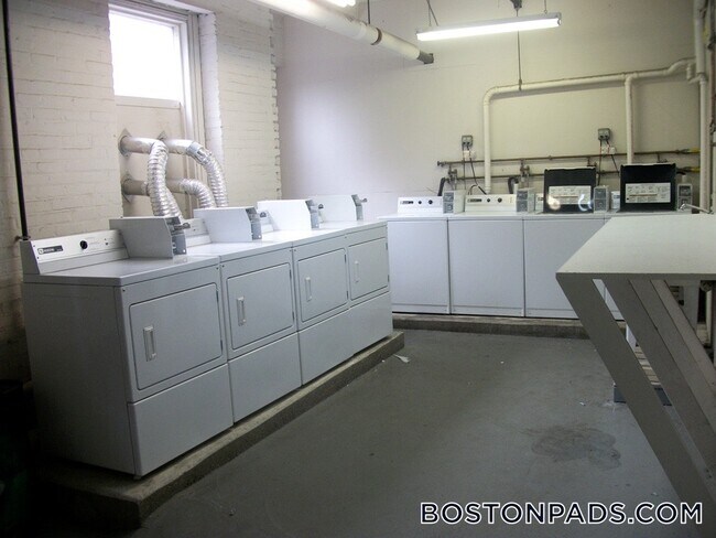 Building Photo - 137 Park Dr