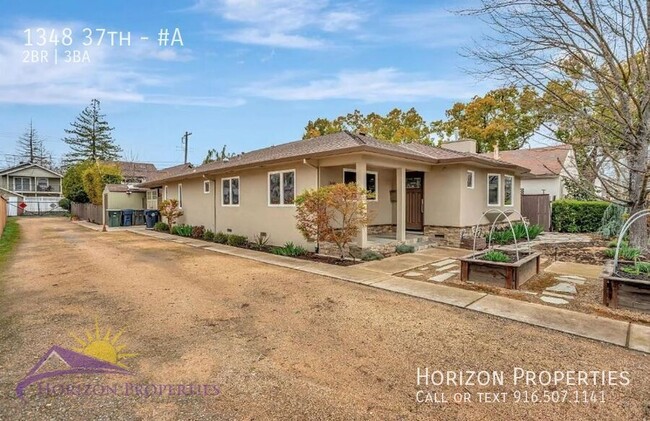 Building Photo - Unique 2 Bed 2 Bath + 2 dens 2,200sqft hom...