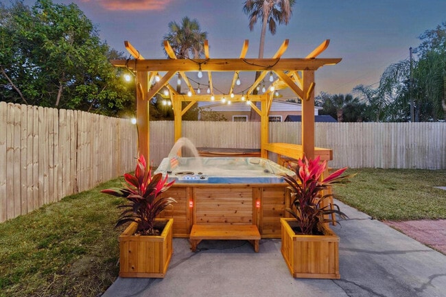 Building Photo - 10546 53rd Ave N