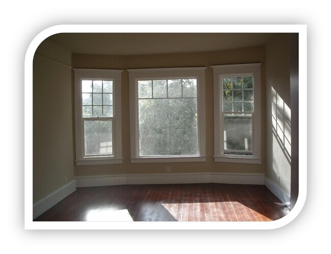 Living Room - plenty of natural light - 718 23rd Ave