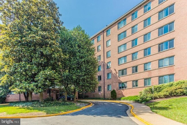 Foto del edificio - 3000 Spout Run Pkwy