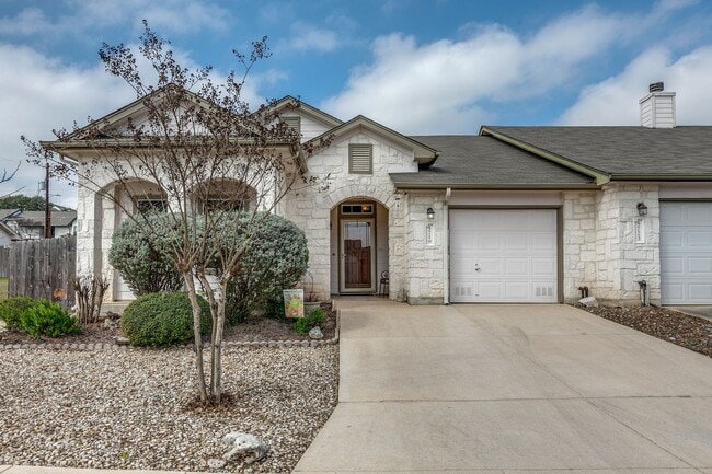 Building Photo - 3-BEDROOM GARDEN HOME NEAR MEDICAL CENTER