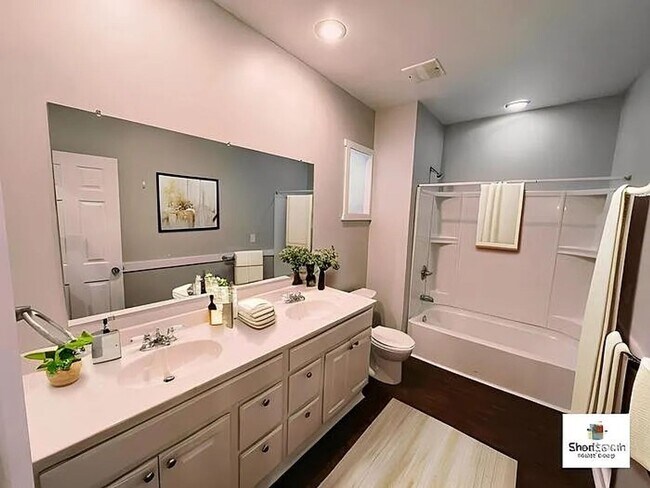 Foto del edificio - 5 bed 2 bath Single Family Home