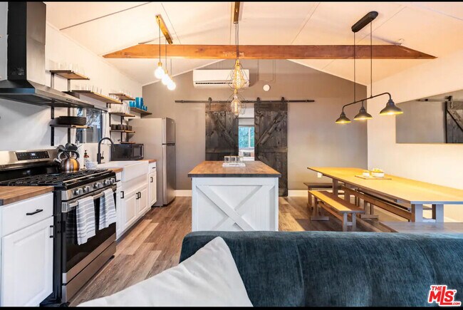 Foto del edificio - 6512 Coldwater Canyon Ave