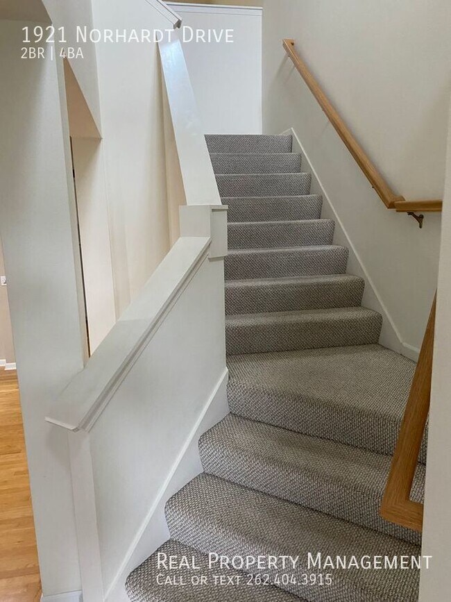 Building Photo - Beautiful Townhome in Brookfield!