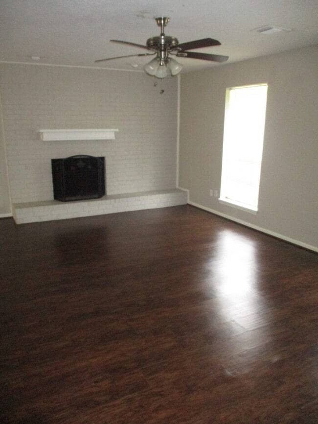 Building Photo - 201 Hartford Ln