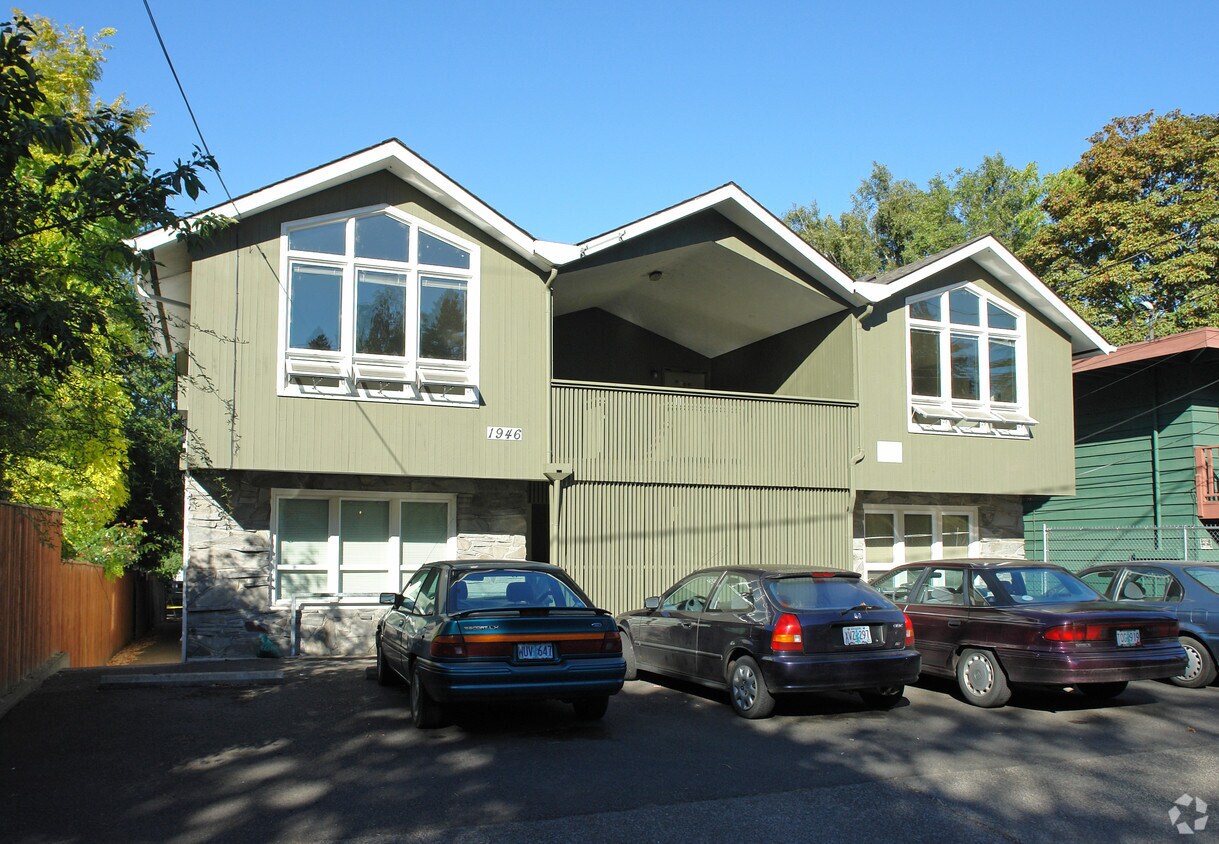 Primary Photo - Clairmont-Kincaid Apartments