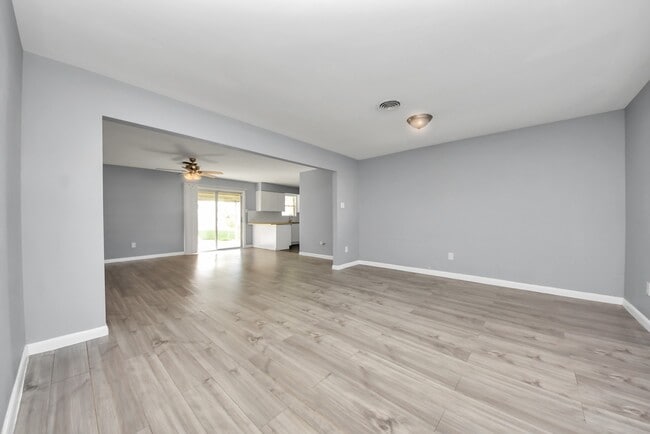 Foto del edificio - 1122 Un Vly Dr