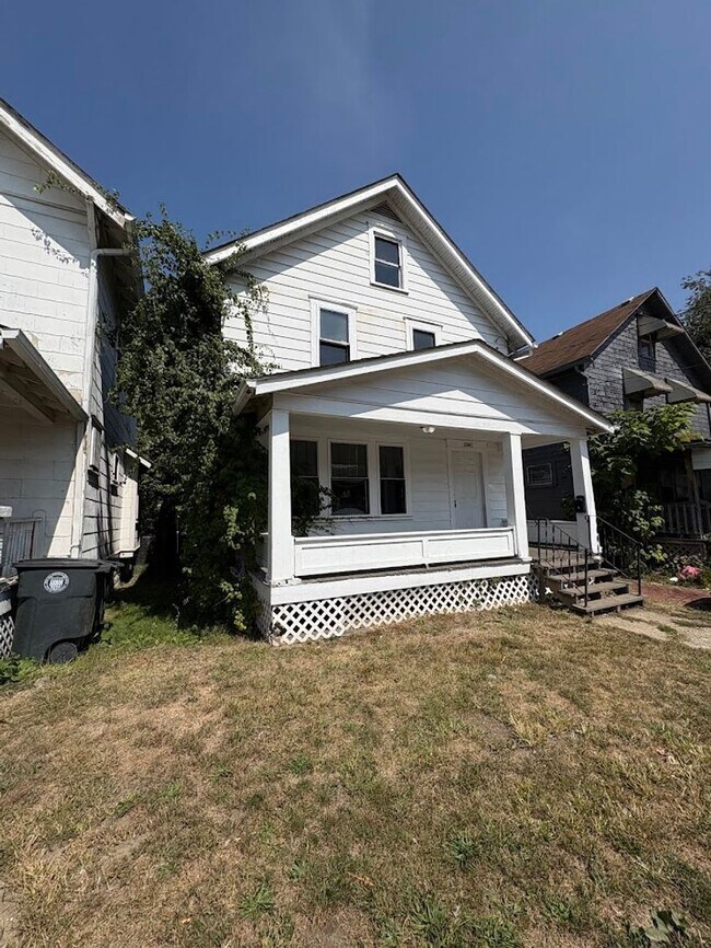 Building Photo - Three bedroom one bathroom home for rent