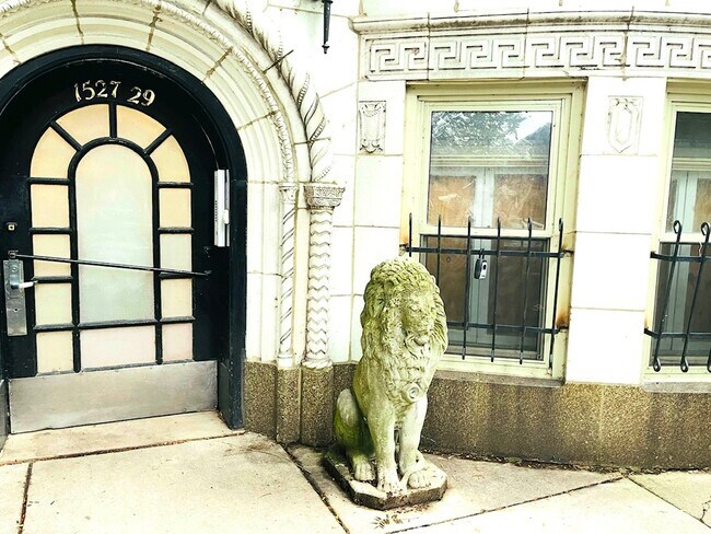 Foto del edificio - 1527 W Pratt Blvd