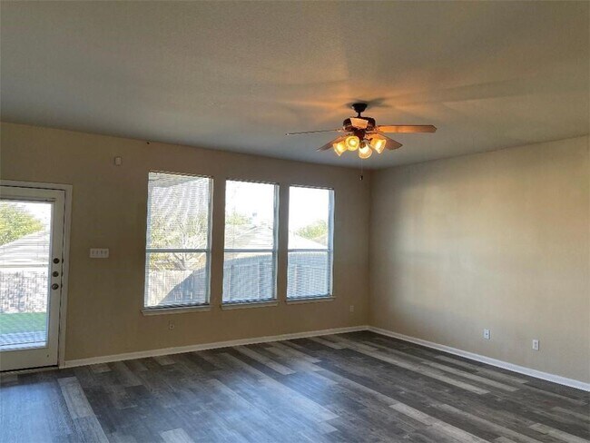 Foto del edificio - 9215 Pioneer Forest Dr
