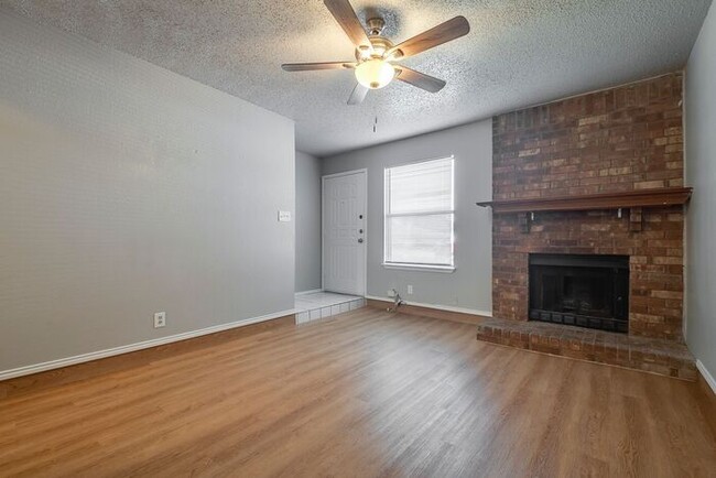 Foto del edificio - Kick it in Keller in this 2 story Townhome!