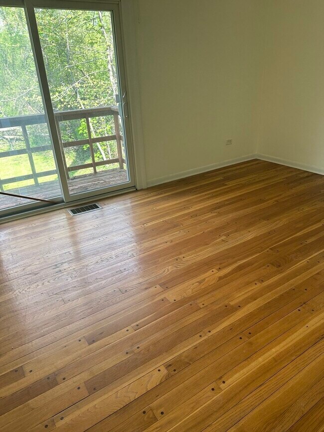 Foto del edificio - 2030 Crestwood Ln
