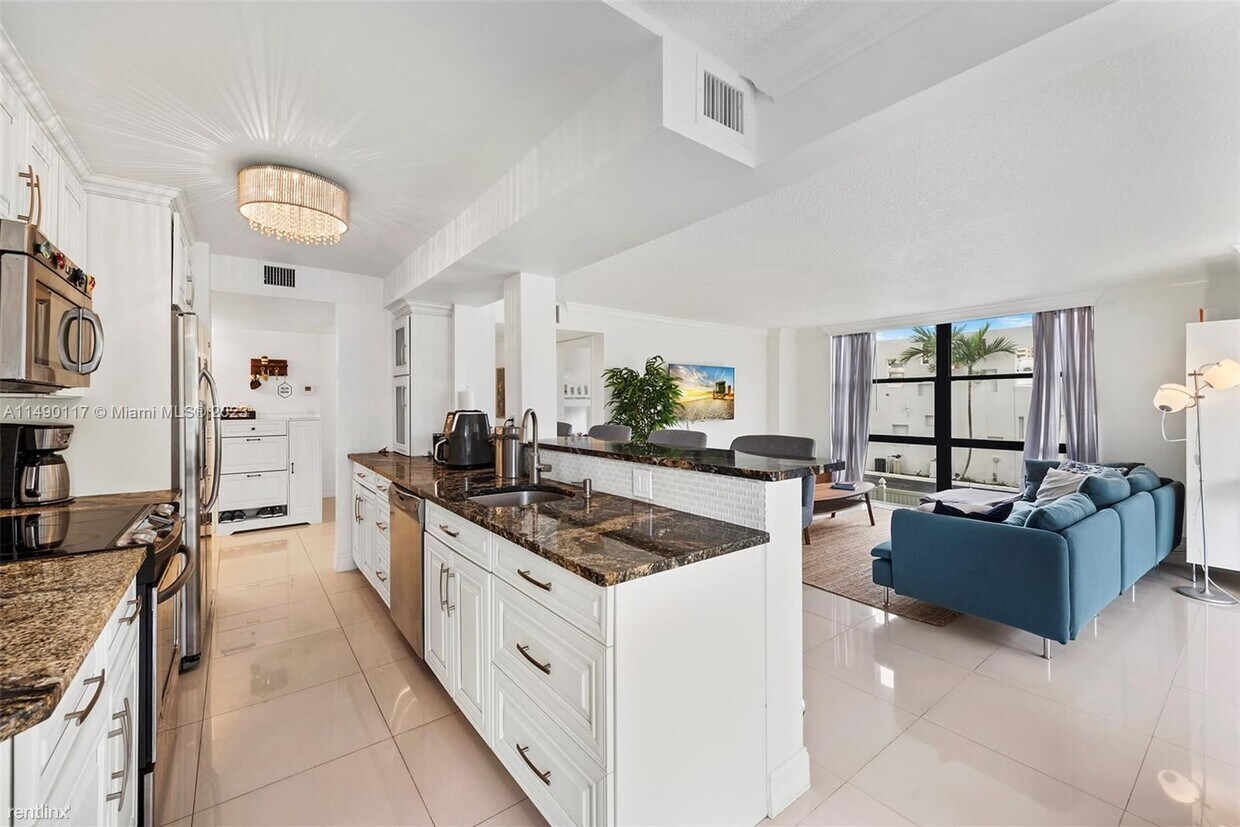 Primary Photo - 3 br, 2 bath House - 3031 N Ocean Blvd Apt...