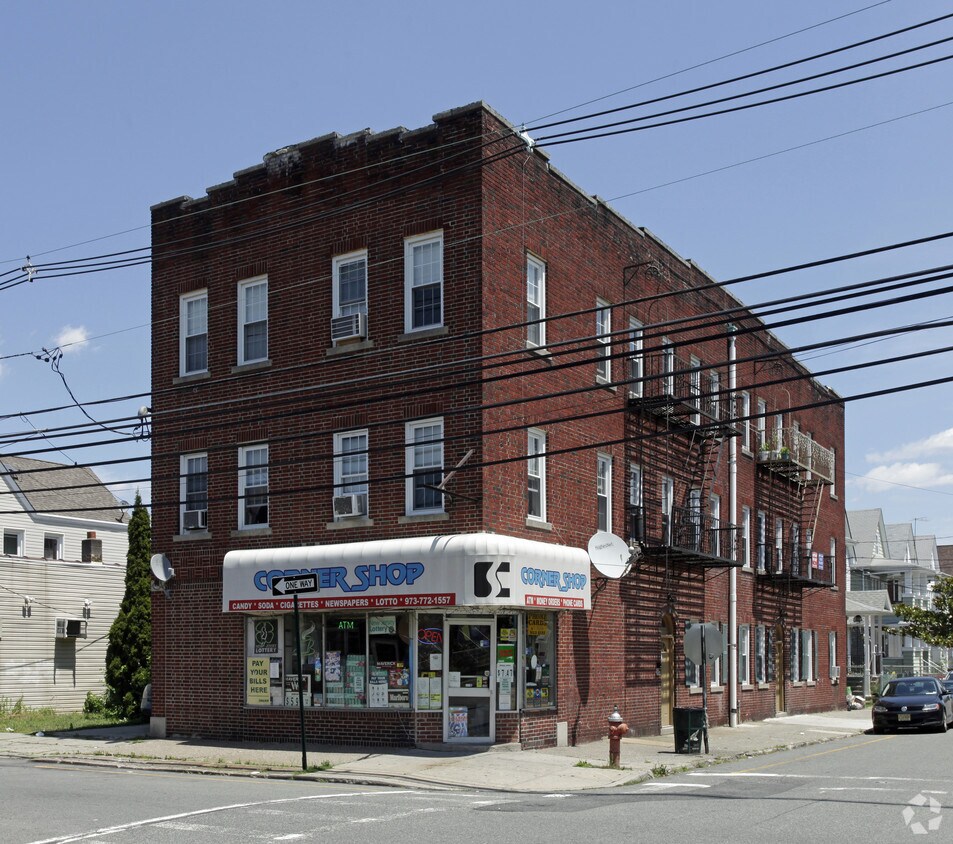 Primary Photo - 113-115 Banta Ave