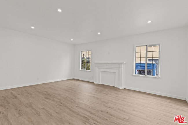 Building Photo - 542 N Genesee Ave