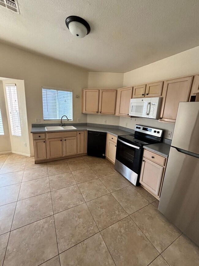 Foto del edificio - Available Now!