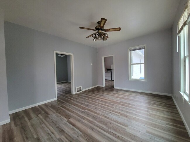 Building Photo - 526 N Durkee St