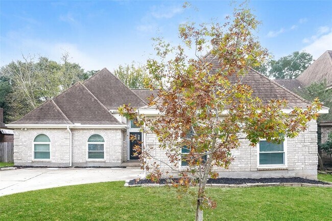 Building Photo - 15619 Fern Ridge Dr