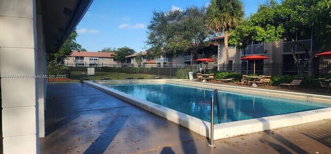 Foto del edificio - 8750 Royal Palm Blvd
