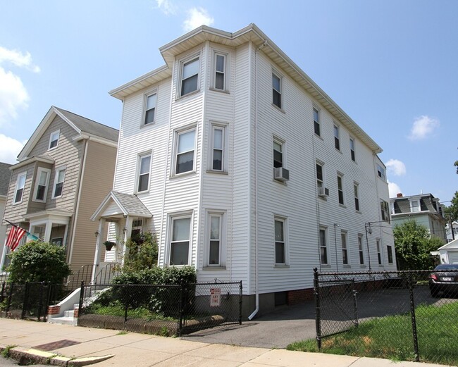 Building Photo - 176 Sydney St