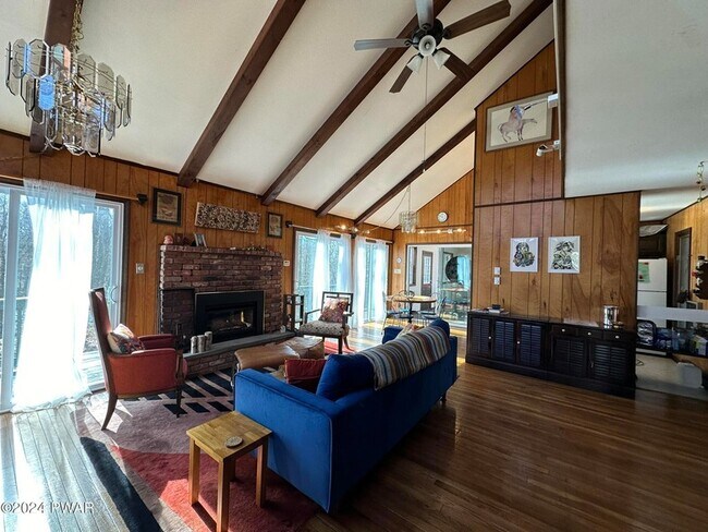 Foto del edificio - 402 Canoe Brook Dr