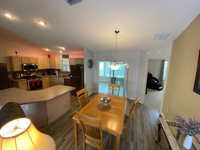 Building Photo - Beautifully Furnished SHORT TERM (May - Ju...