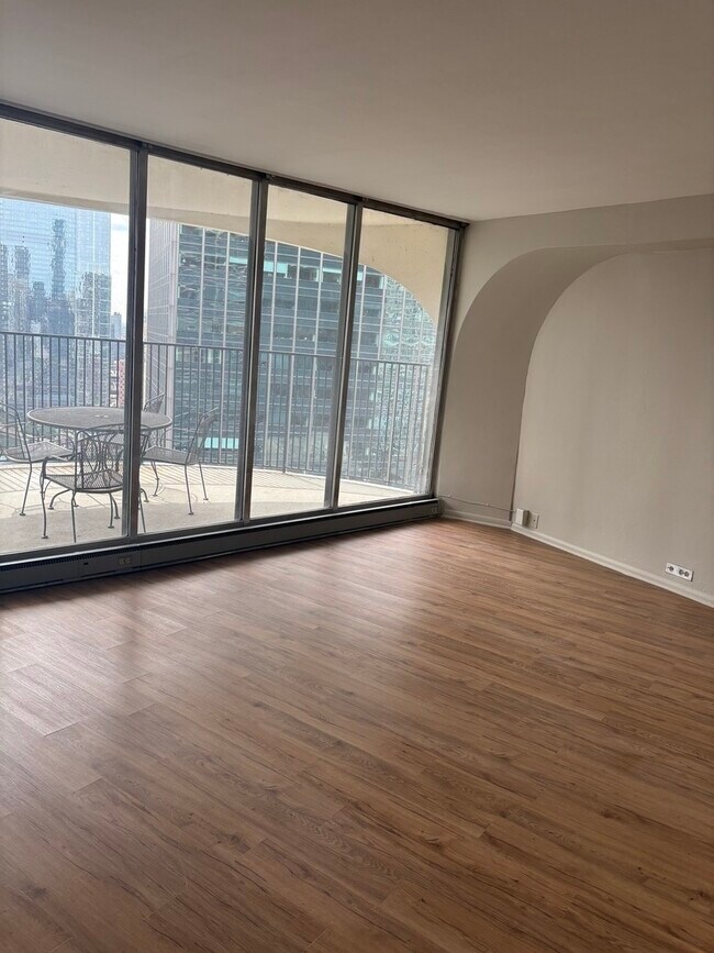 Foto del edificio - 300 N State St