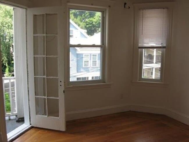 Building Photo - Oak Square  3 bedroom