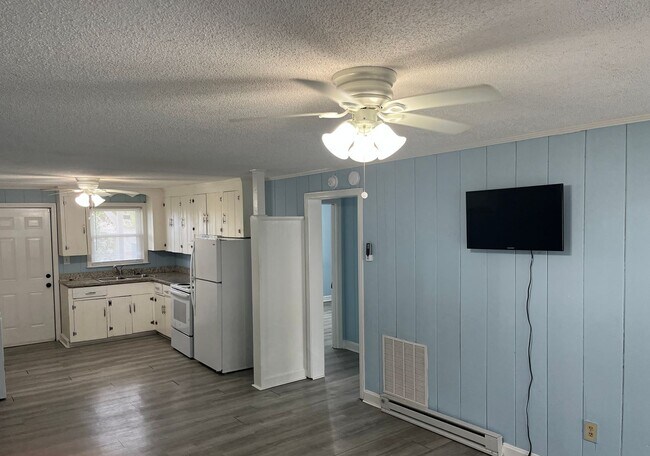 Foto del edificio - ONE MONTH FREE with an eighteen-month lease. Two Blocks to the Beach - Two-Bedroom Condo! Availab...