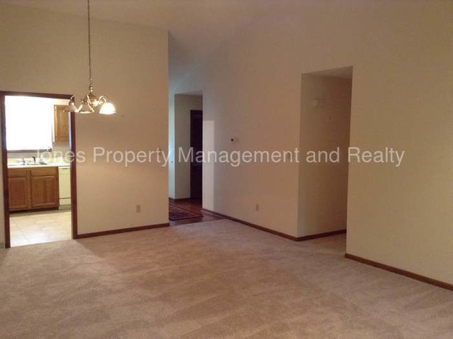 Foto del edificio - 704 Wellington Hills Cir