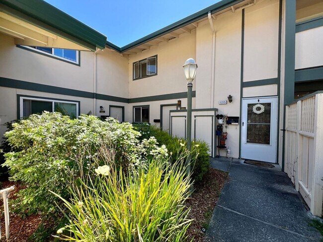 Building Photo - Pet Friendly Linda Mar Townhouse!