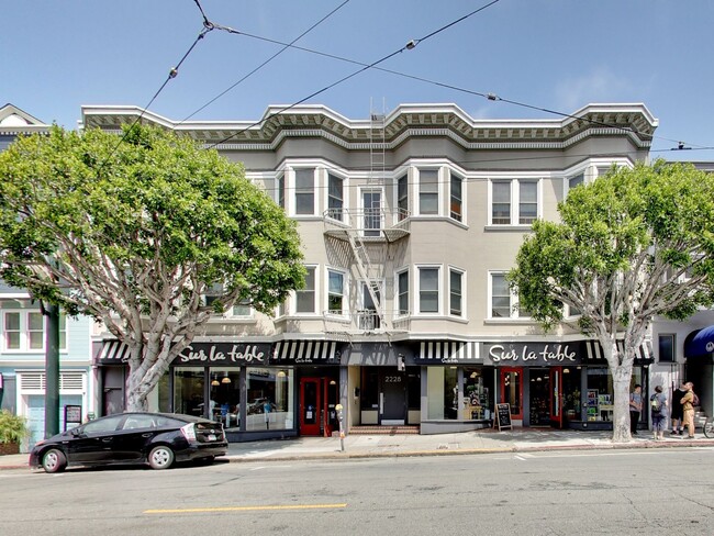 Building Photo - Large, Remodeled 1 Br w/ Bay Windows