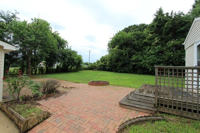 Building Photo - 2215 Rosewood Dr