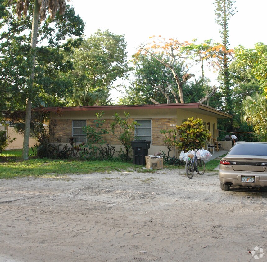 Primary Photo - 1040-1050 SW 28th St