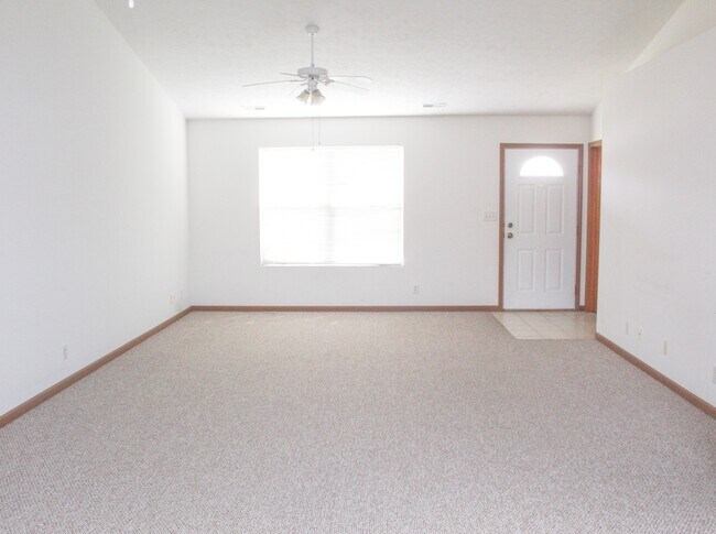 Building Photo - 2 bedroom and 2 bathroom property located ...