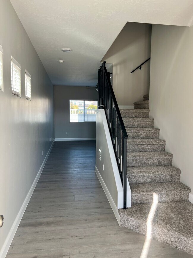 Building Photo - 1042 S 1450 E