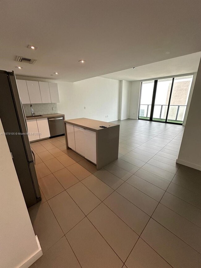 Building Photo - 1600 NE 1st Ave